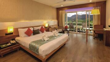 Mountain Arena | Minibar, in-room safe, desk, blackout drapes