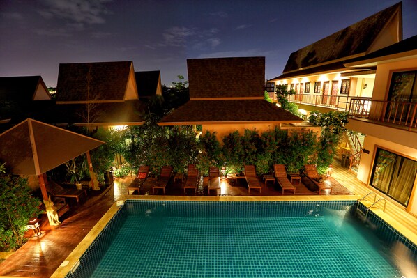 Outdoor pool, sun loungers - Ploykhumthong Boutique Resort (Bangkok)