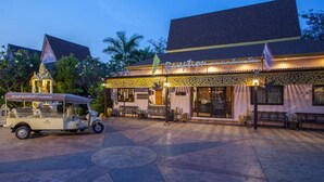 A traditional building with a sign reading "Reception" and a tuk-tuk parked in front. - Ploykhumthong Boutique Resort (Bangkok)