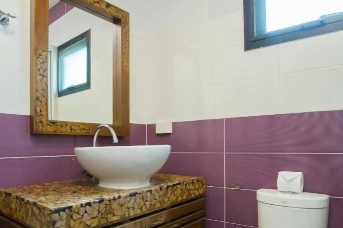 Banheiro | Chuveiro, ducha de hidromassagem, produtos de toalete grátis