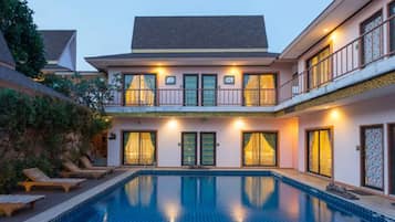 Outdoor pool, sun loungers