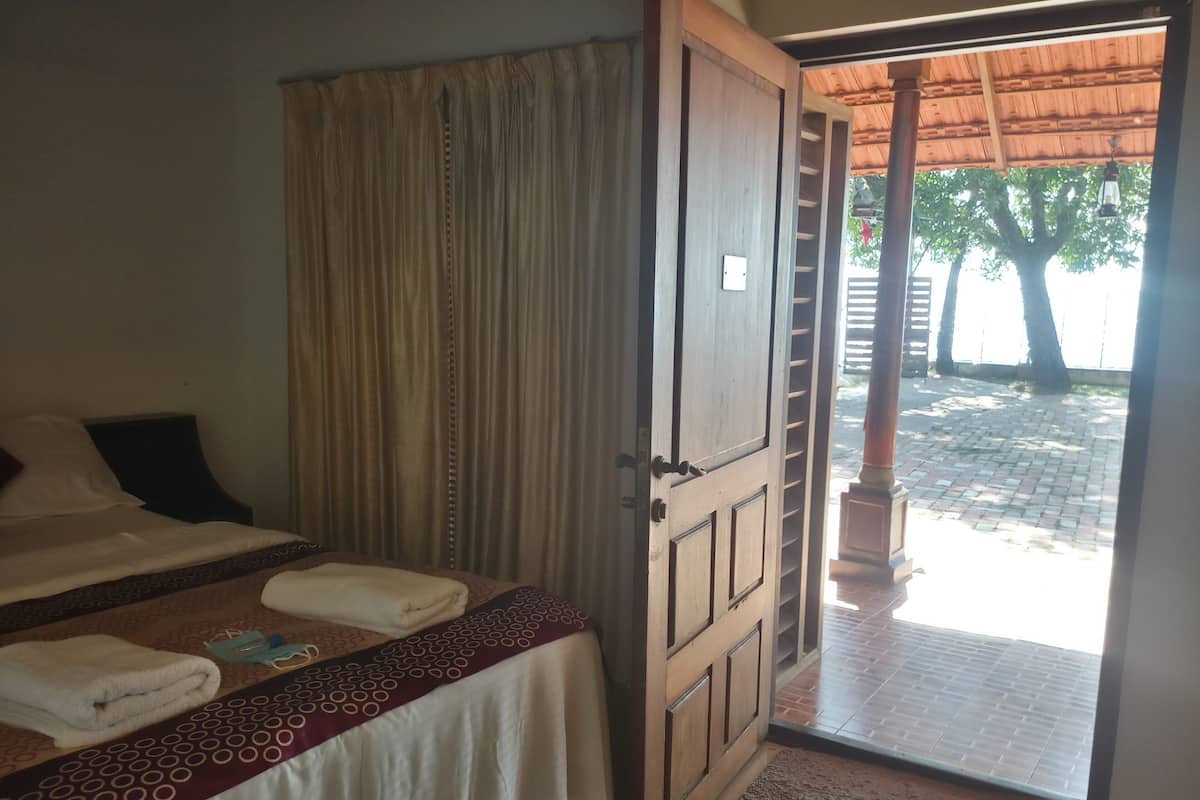 Executive Room, 1 Bedroom, Partial Lake View