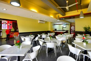 Breakfast, lunch and dinner served - Express Inn - Cebu Hotel (Cebu City)