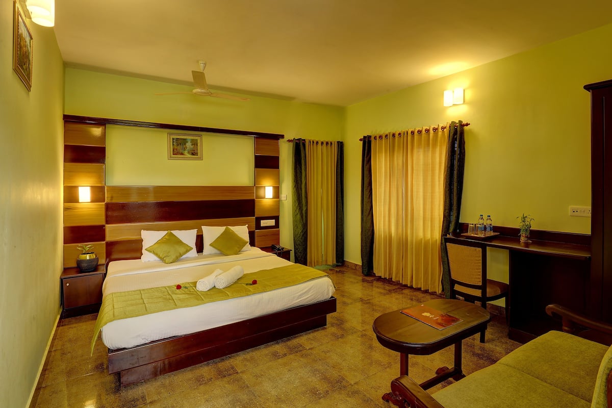 Deluxe Double Room, 1 King Bed | 1 bedroom, Frette Italian sheets, hypo-allergenic bedding