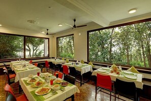 Frokost, lunsj og middag serveres, utsikt mot hagen