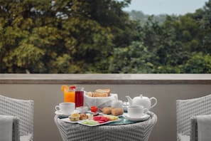 Premier Room, 1 King Bed, Balcony | Room amenity - Golden Tulip Gurgaon - Sector 29 (Gurugram)