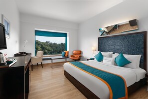Kamar Deluks, 1 Tempat Tidur King, pemandangan kebun | Seprai premium, minibar, brankas, dan didekorasi berbeda-beda