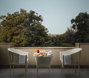 Premier Room, 1 King Bed, Balcony | Room amenity - Golden Tulip Gurgaon - Sector 29 (Gurugram)