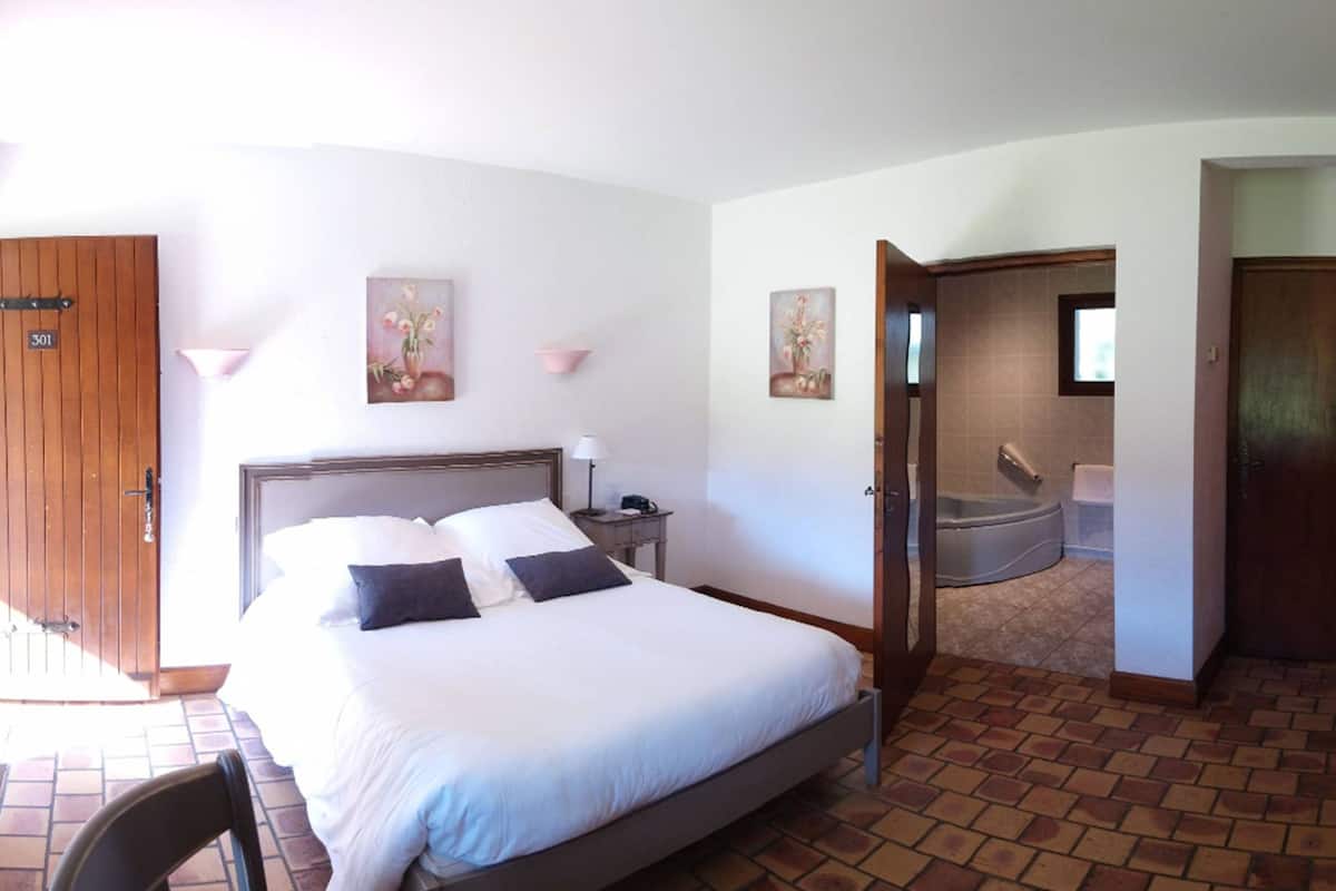 superior double room | bathroom | bathtub, free toiletries, hair dryer, bathrobes