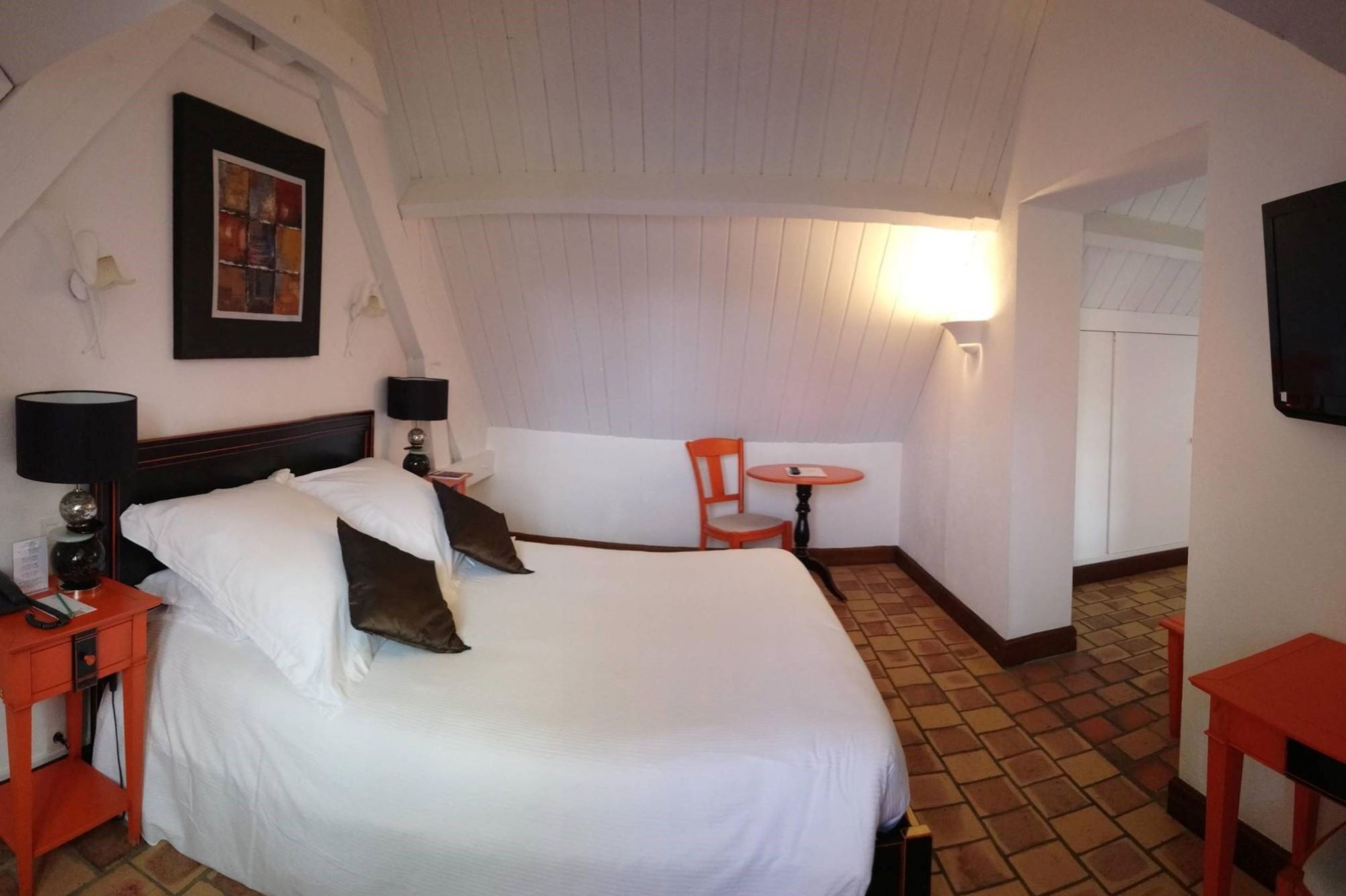 classic double room | minibar, in-room safe, desk, iron/ironing board