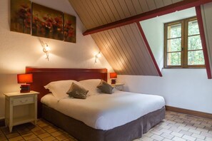 Minibar, caja de seguridad en la habitación y escritorio 