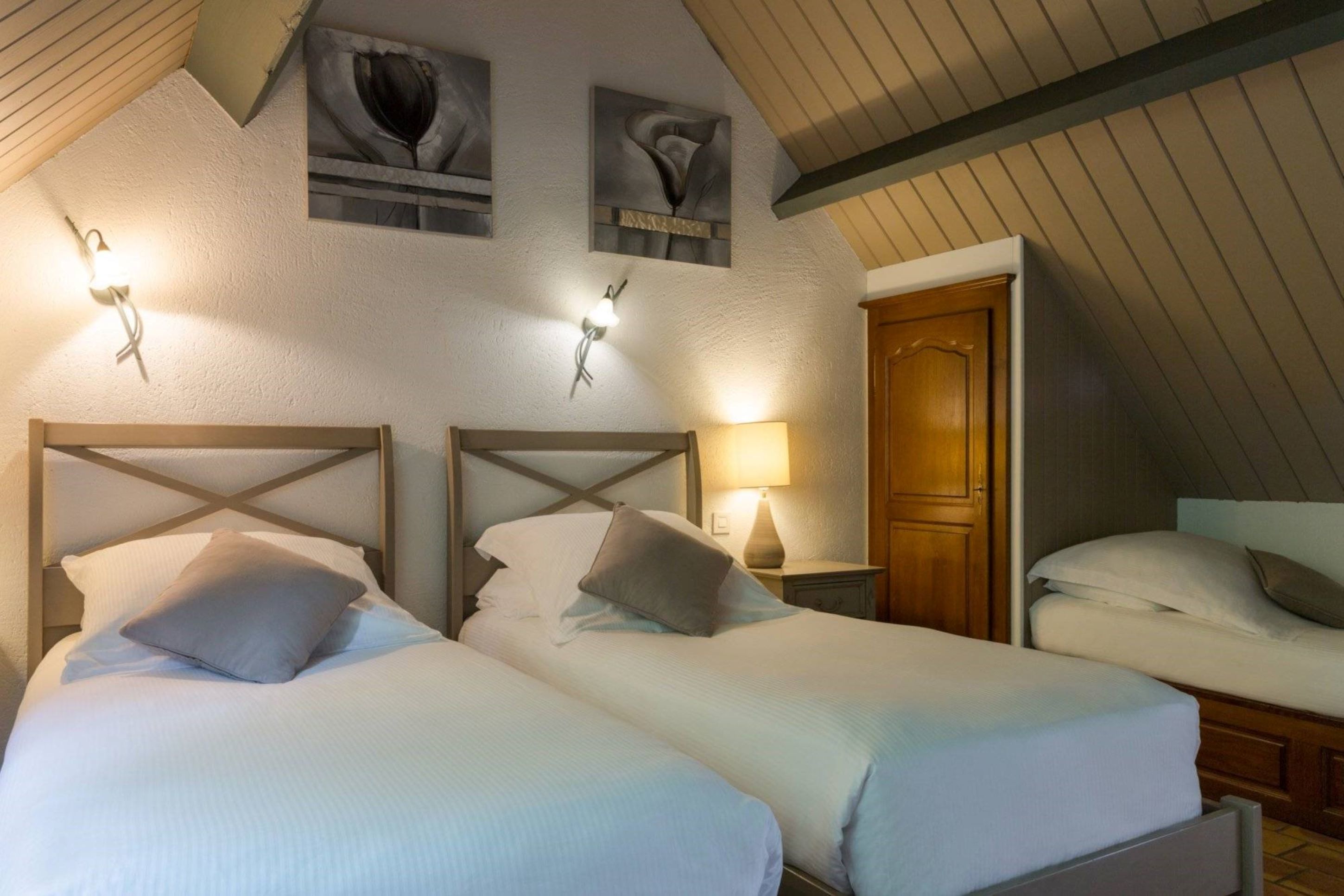 classic triple room | bathroom | bathtub, free toiletries, hair dryer, bathrobes