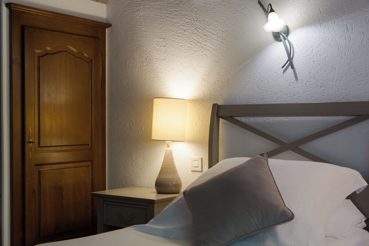 Een minibar, een kluis op de kamer, een bureau