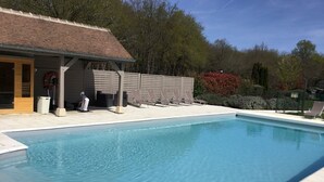 Piscine extérieure (ouverte en saison), chaises longues