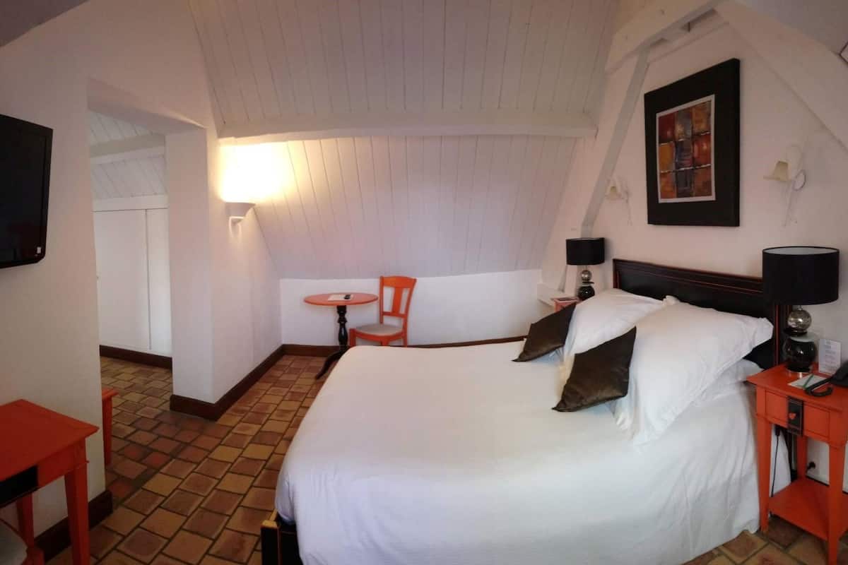 Classic Double Room | Minibar, in-room safe, desk, iron/ironing board (on request)