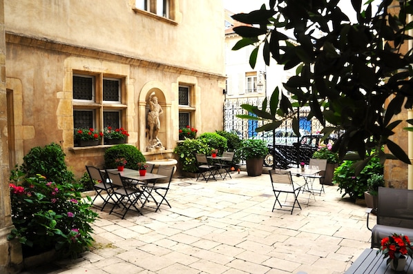 Double Room, 1 Bedroom, Non Smoking (Nairobi) | Courtyard view - Hôtel d'Haussonville (Nancy)