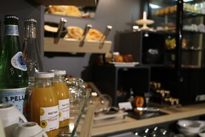 Daily full breakfast (EUR 23 per person)