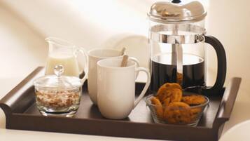 Cafetera y tetera y tetera eléctrica