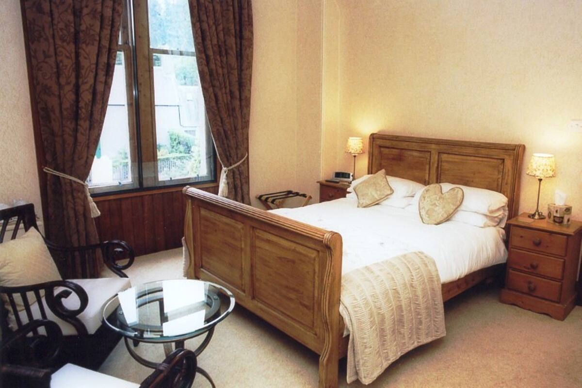 Soundproofing, free WiFi, bed sheets