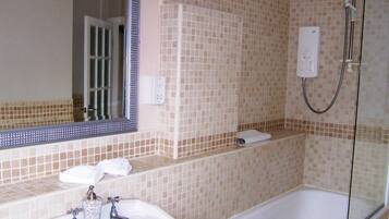 Habitación doble superior | Baño | Tina con regadera, amenidades de baño gratuitas, secadora de cabello