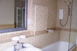 Habitación doble superior | Baño | Ducha y bañera combinadas y artículos de higiene personal gratuitos