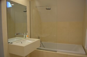 Rainfall showerhead, hair dryer, towels - Rembrandtplein B&B (Amsterdam)