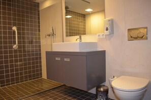 Apartemen Standar | Kamar mandi | Pancuran hujan, pengering rambut,  dan handuk