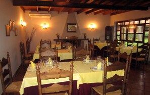 S'hi serveixen plats de cuina local 