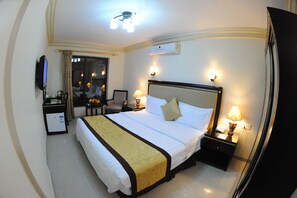 Habitación estándar doble | Ropa de cama hipoalergénica, edredones de plumas, minibar y caja fuerte