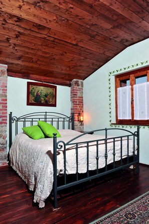 Down duvets, individually decorated, individually furnished, desk