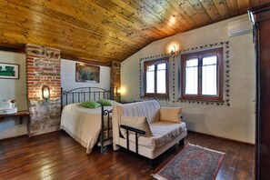 经典三人房, 私人浴室 | 羽绒被、特色装修、特色家居、办公桌