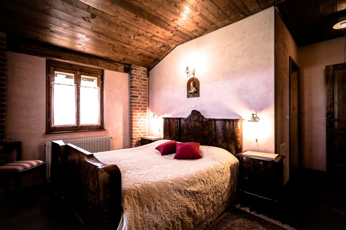 Classic Double Room, Private Bathroom | Down comforters, individually decorated, individually furnished, desk