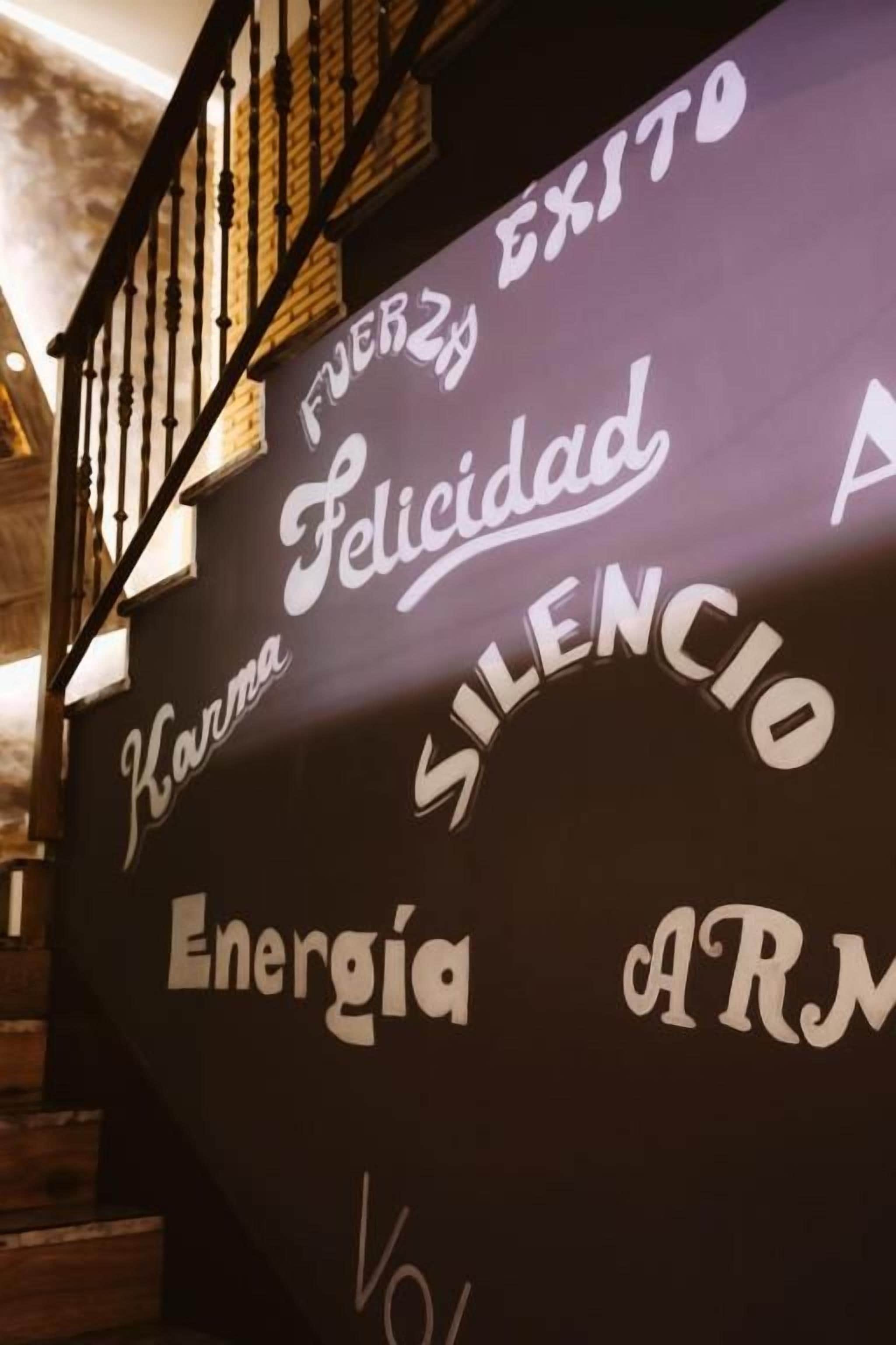 Una pared con varias palabras en diferentes tipos de letra y tamaños.
