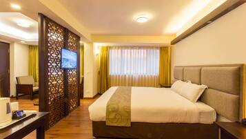 Cofres nos quartos, escrivaninha, ferros/tábuas de passar roupa