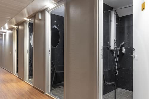 Douche, sèche-cheveux, serviettes fournies