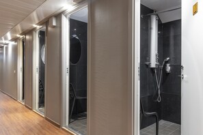 Een douche, een haardroger, handdoeken
