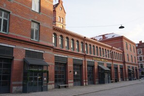 Un edificio de ladrillo con ventanas grandes y un letrero que dice SALUHALE BRIGGEN.