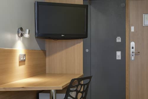 Single Room, Shared Bathroom (Bed linen excluded) | Individually decorated, individually furnished, desk, blackout curtains