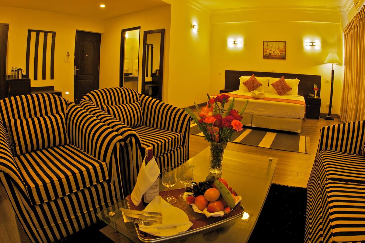 junior suite | 1 bedroom, minibar, in-room safe, desk