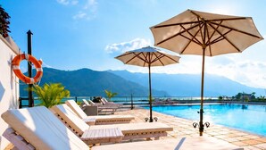 Outdoor pool - Waterfront Resort by KGH Group (Pokhara)