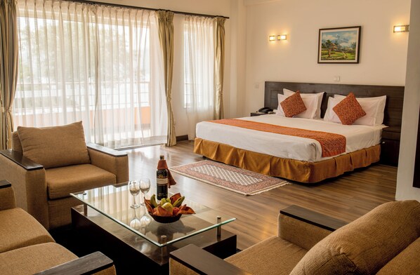 Junior Suite | 1 bedroom, minibar, in-room safe, desk