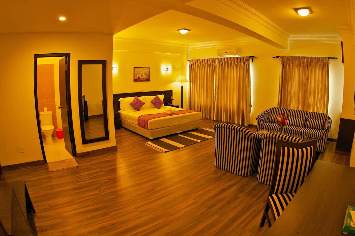 junior suite | 1 bedroom, minibar, in-room safe, desk