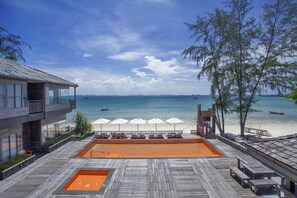 Outdoor pool, pool loungers - Baan Ploy Sea (Rayong)