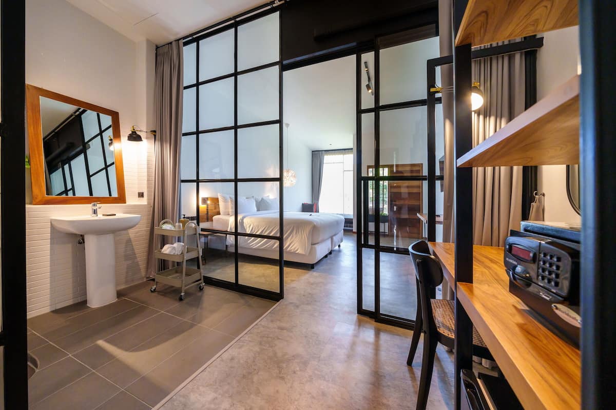 jungle deluxe | 1 bedroom, in-room safe, desk, free wifi