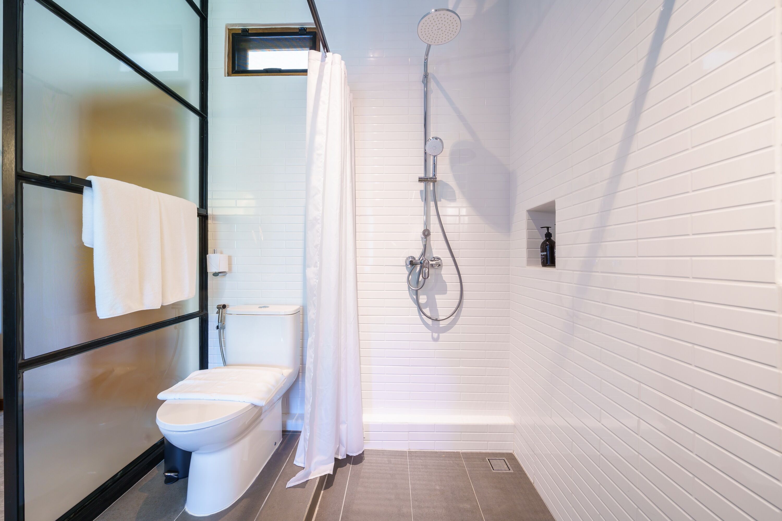 jungle deluxe | bathroom | shower, free toiletries, hair dryer, slippers