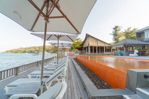 Piscina all'aperto, lettini