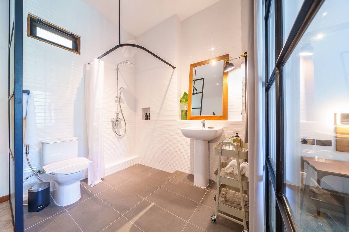 jungle deluxe | bathroom | shower, free toiletries, hair dryer, slippers