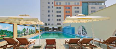 Outdoor pool, open 6:30 AM to 9:00 AM, pool umbrellas