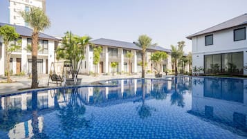 高級寝具、ミニバー、セーフティボックス (室内)、デスク