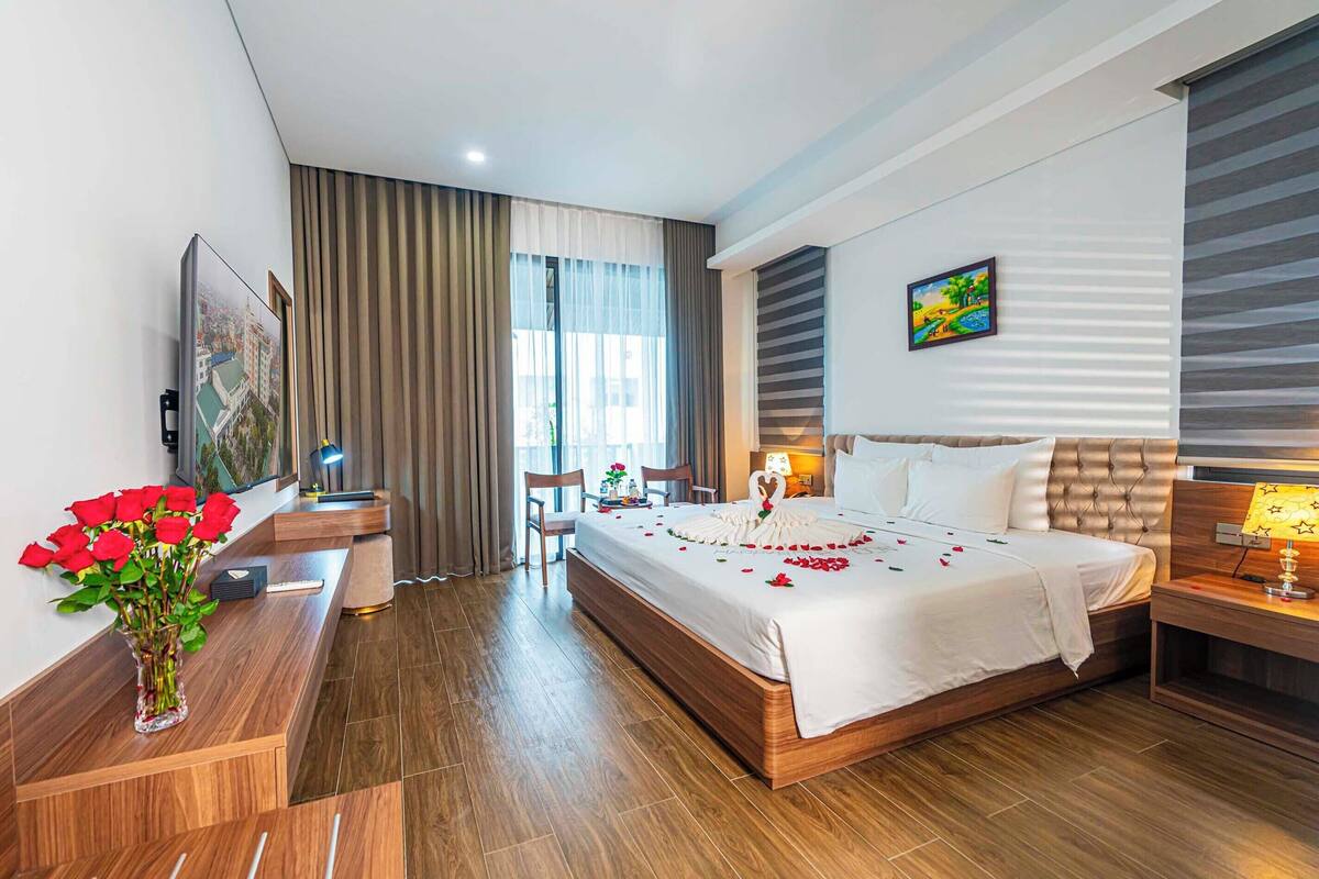 Premium bedding, minibar, in-room safe, desk